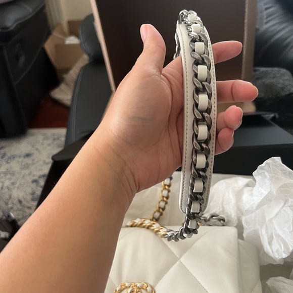 CHANEL 19 WHITE BNIB SIZE SMALL - Picture 5 of 10